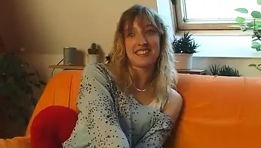 乳房穿孔的可爱金发女郎在试镜时摩擦她的阴户