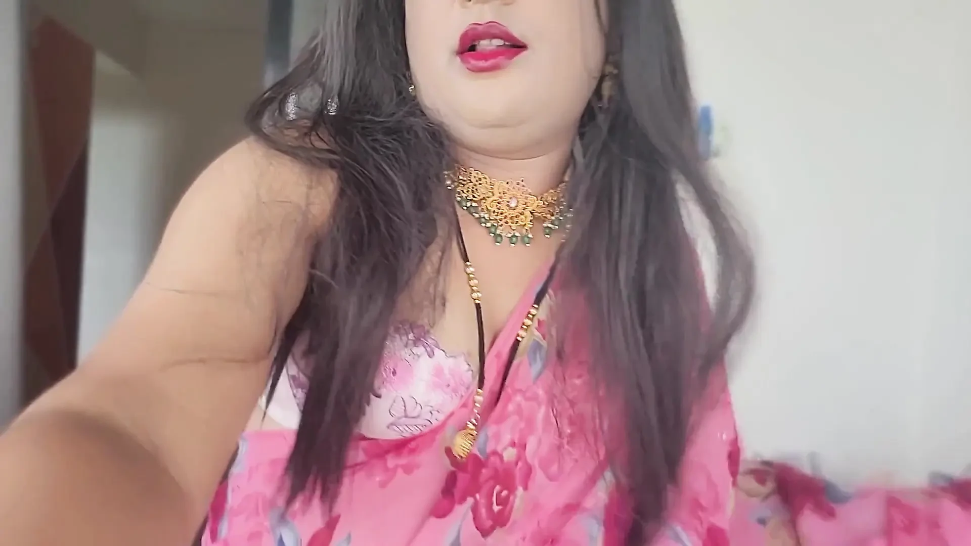 Pink Sari Laali Lal Lal Diste Mi Bhari Raja Bocha Majha Mar