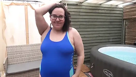 Baju renang biru di bak mandi air panas