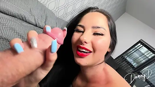 Güzel büyük memeli queenie gee sulu amcığını sertçe sikerken Danny D'ye yatakta katılıyor