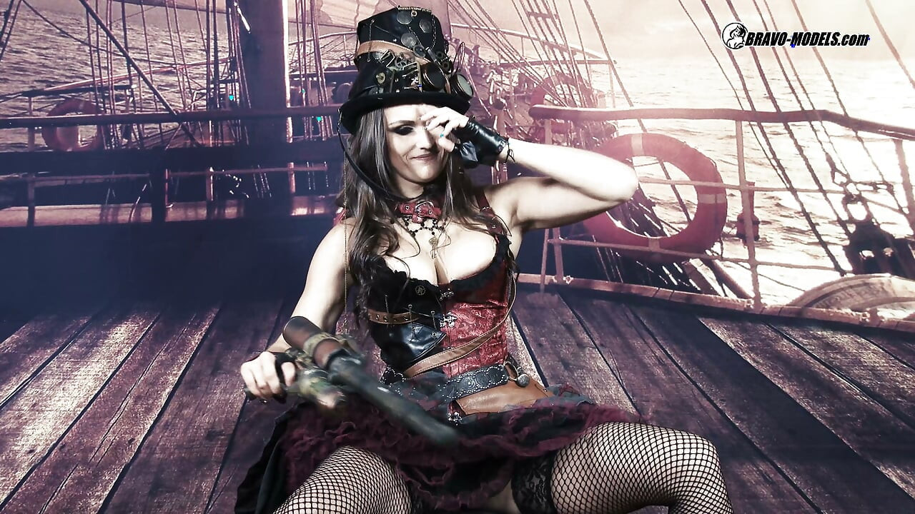 400 Barbara Bieber ως Πειρατίνα σε Cosplay Πλοίου με Στολή Steampunk