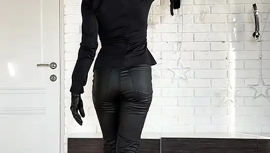 Majikan dengan kostum kulit bikin kamu patuh sama jari tengahnya