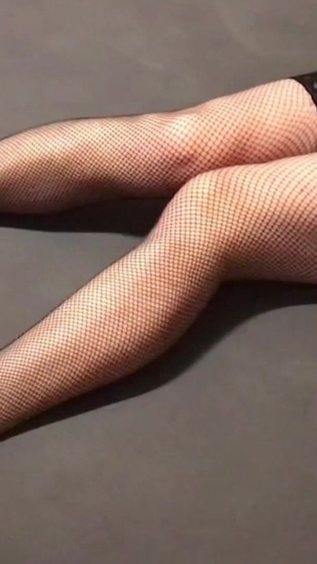 Nezaboravan trenutak iz filma "Dugonoga transvestita u mrežastim čarapama, donjem rublju"