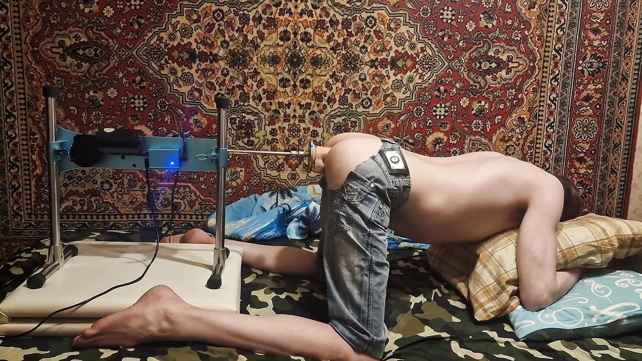 Sasha Earth in jeans Gets Her Hole Drilled by a Huge Dildo on a Fuck Machine