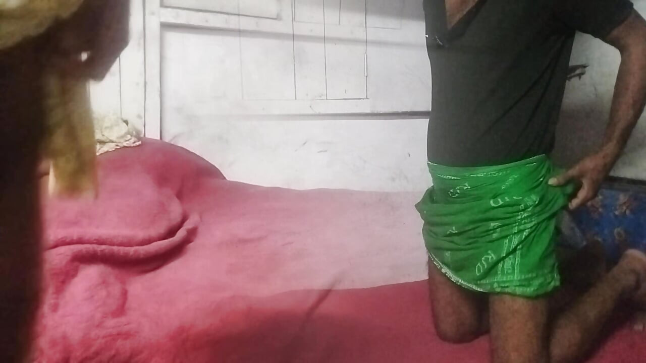 Un garçon gay baise une trans à la maison