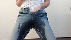 Сквирт в джинсах, полностью мокрый
