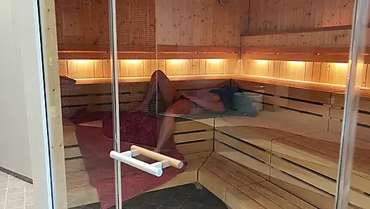 Пальцирование проколотой киски в сауне