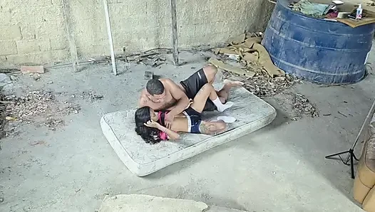 Ich hatte sex mit der auf der matratze auf der terrasse meines Hauses