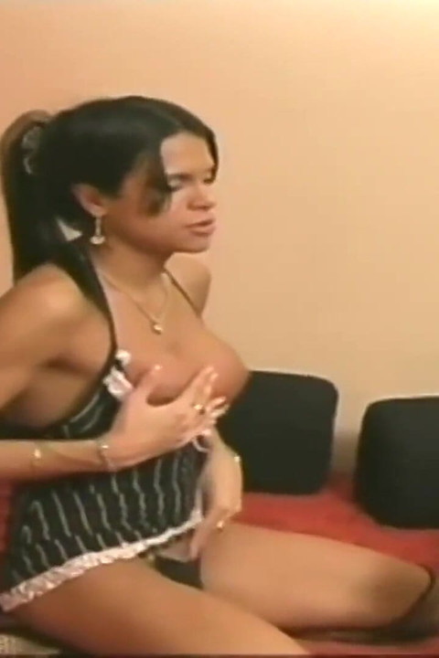 Transexual tetona le encanta follar por el culo