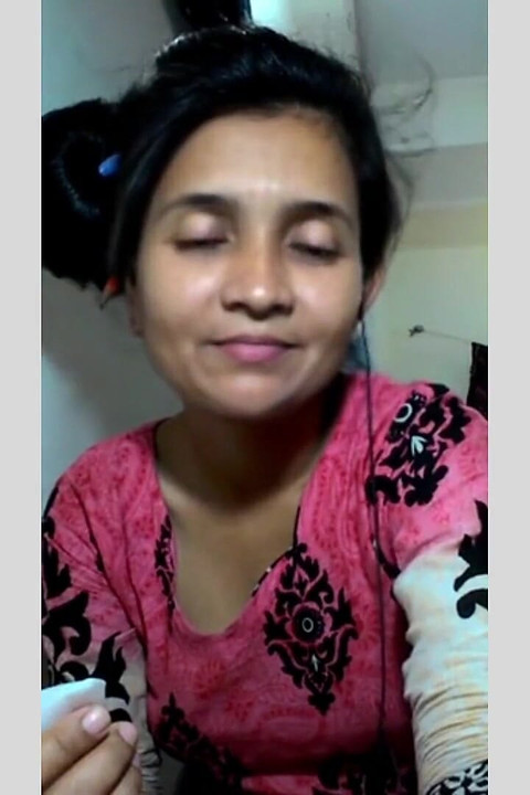 Καυτή σέξι Ινδή δείχνει το σώμα της στο ντους