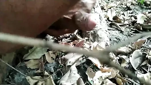 Köyde açık havada büyük sert yarak mastürbasyonu