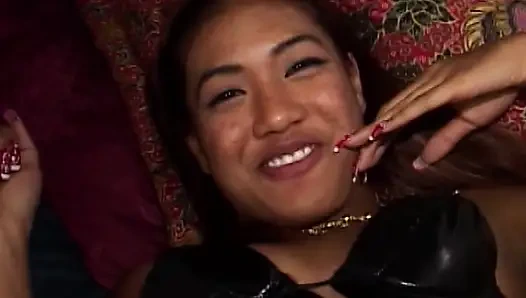 Heißer Bisex-Dreier mit Asiatischer Schönheit