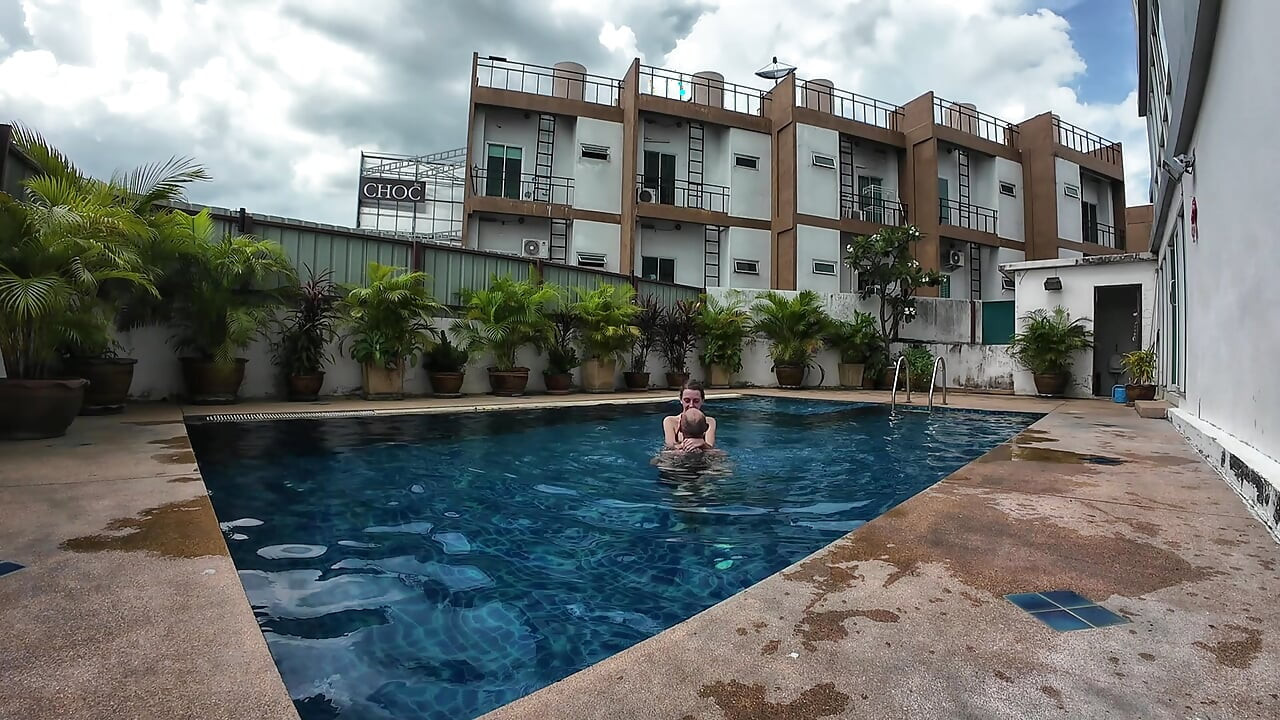 Hari Dekat Kolam, Memanjakan Dan Menyentuh Sensual