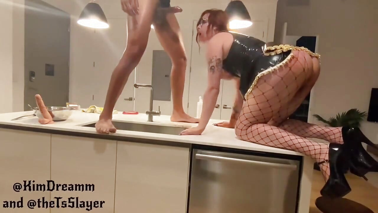 Kimdream היא חובבת שוקולד ומשרתת צרפתייה