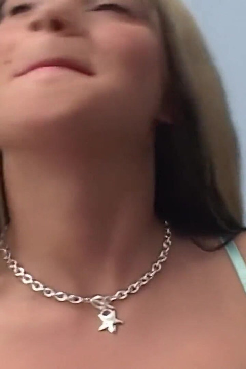 Bonita loira recebe um trio preto com paus enormes