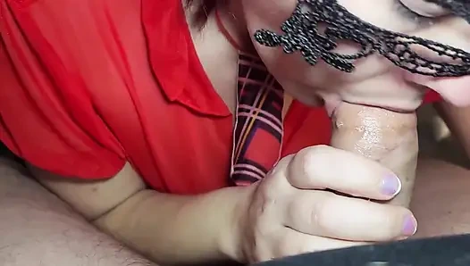 Подтянутая школьница делает подтянутый минет с глотанием