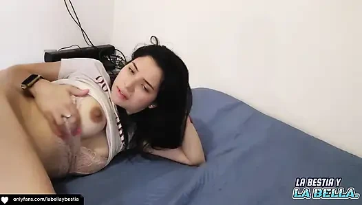 Он трахает мою богатую киску с его большим членом кончает на моем лице в домашнем видео