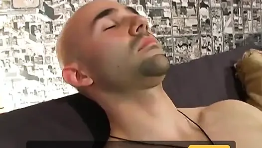 Bucky kamera için mastürbasyon yapıyor!