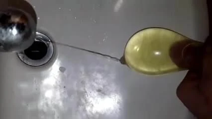 Pissen in ein Kondom 2