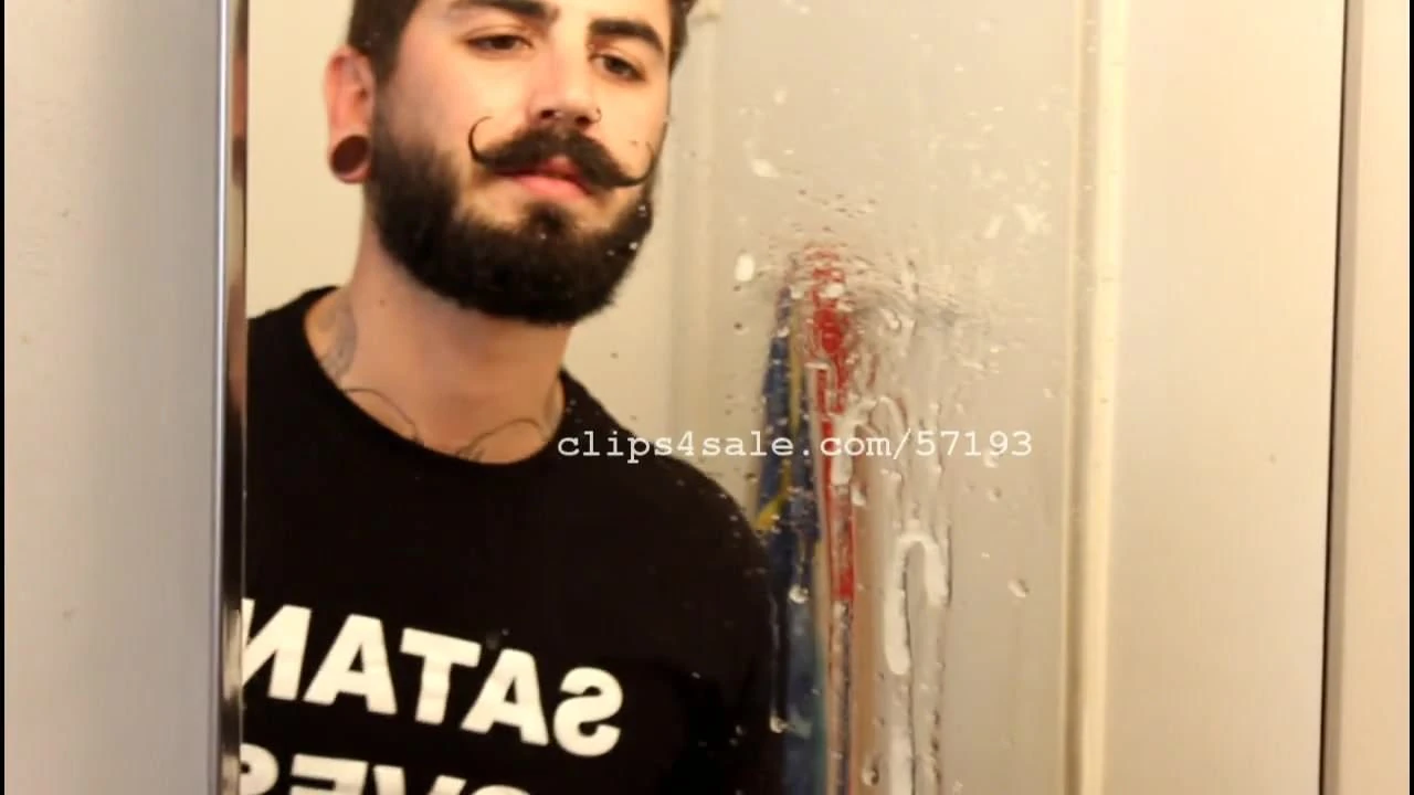 Fetiche por cuspir - vídeo de gabe cuspindo 1