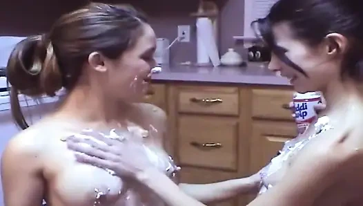 Грязные кухонные крошки стекают, взбитые сливки и соус повсюду