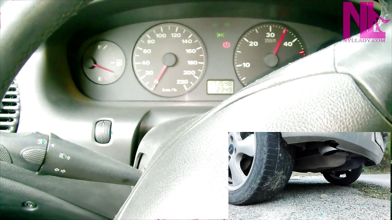 Roekeloos revving -spel mijn auto straffen in zwarte suede met scherpe hakken Louboutins