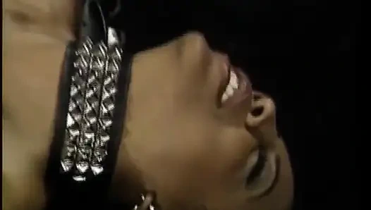 Смотреть эту фетиш-бондажную сессию с черной немецкой дамой