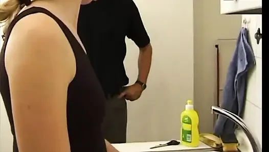 Gadis remaja di dapur