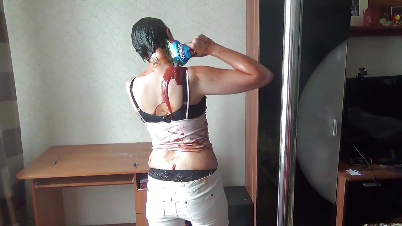 Duș cu fetiș dezordonat cu ketchup și sosuri - Kate