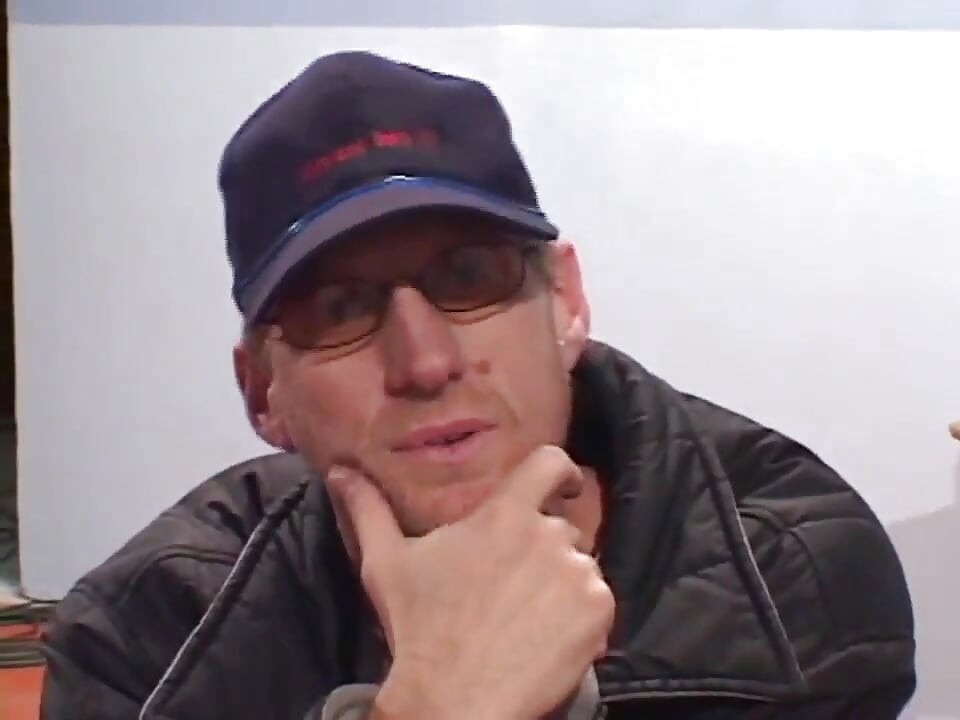 Schönes schwarzes mädchen fickt muschi auf dem tisch ... in den mund kommen