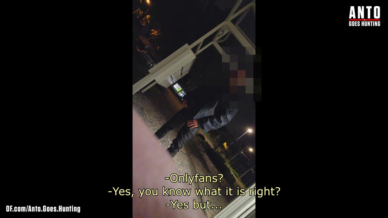 另一个保安走近并说服