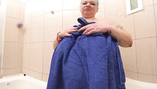 Antonella si cewek hot dengan toket besar lagi asik mandi