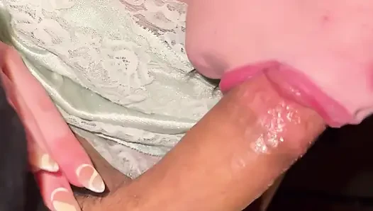 Cewek nakal ini nyepong kontol ekstrem dan ceroboh