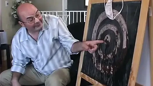 Güzel büyük memeli seksi sarışın sürtük kanepede sert bir yarağa biniyor