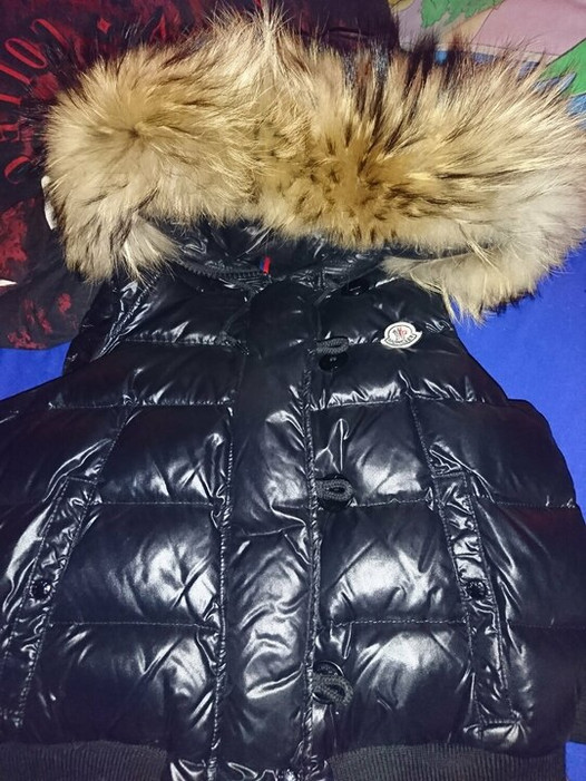 Brincando com o colete preto Moncler Tarn