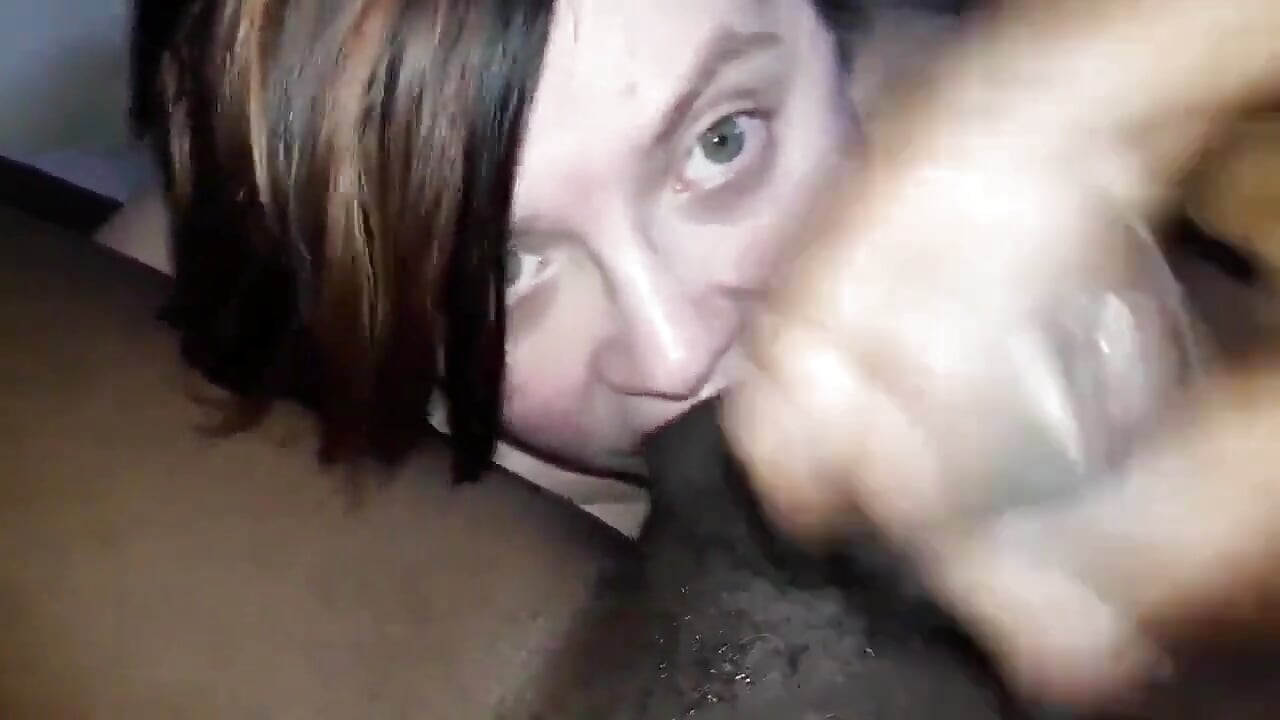 İri güzel kadın büyük zenci aşçının götünü yalıyor ve dölünü yutuyor