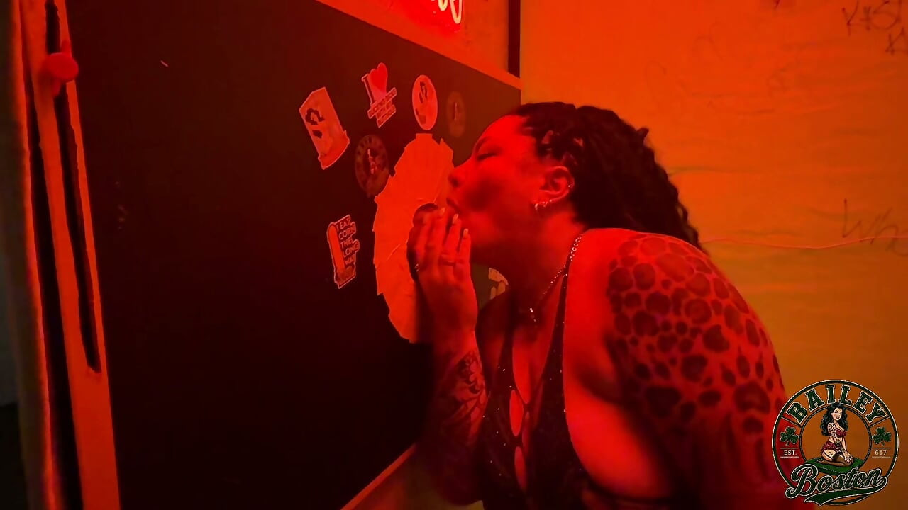 Con cu ngoại tình bùng nổ tại gloryhole