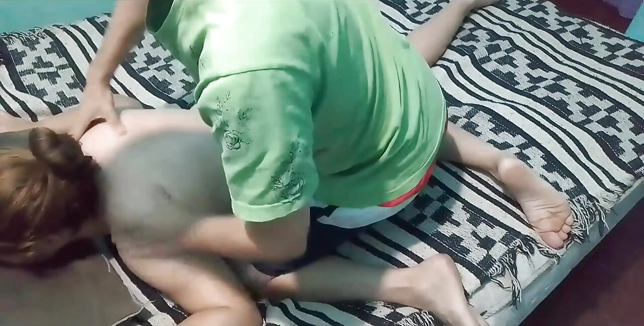 Она снимает свое платье, и я даю ей расслабляющий массаж со сливками