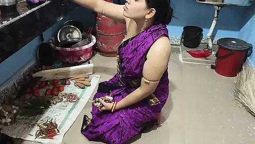 Ibu rumah tangga India dientot habis-habisan sama teman suaminya sendiri di dapur