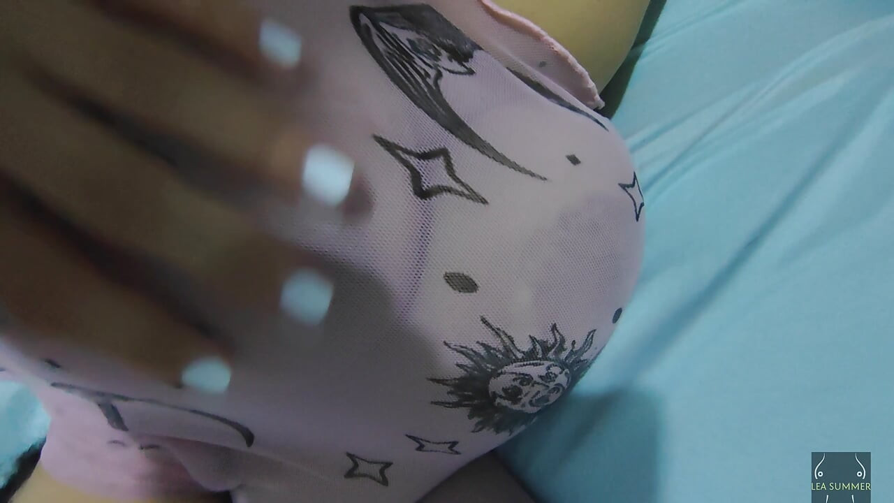 Ich gebe einem schwarzen einen handjob mit meiner muschi, meinen füßen und meinen dicken titten