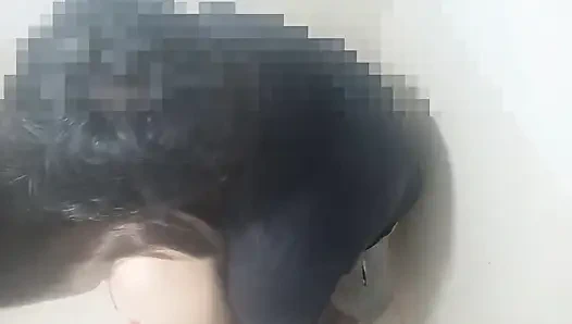 Mein freund war weg, also nahm ich meine freundin auf das badezimmer, um ein spermabad zu nehmen