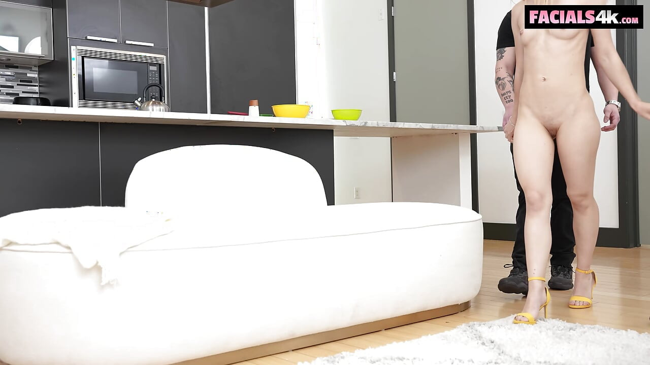 射精婊子邀請兩根雞巴來品嘗她的餅乾並給她的臉上釉