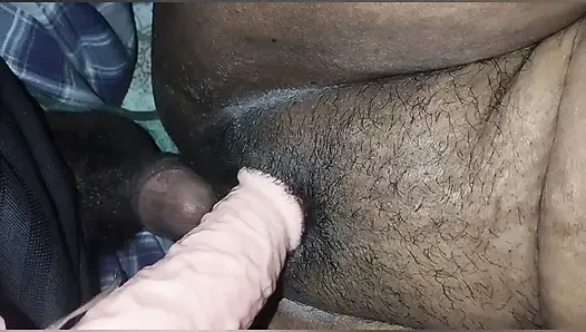 Hintli kadın amcık masajı yapıyor ve sikişiyor