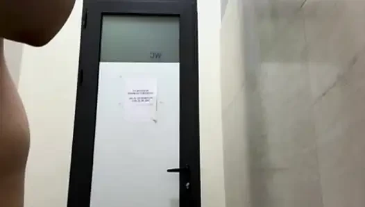 Двойное проникновение в публичном спортзале с Jucielussie