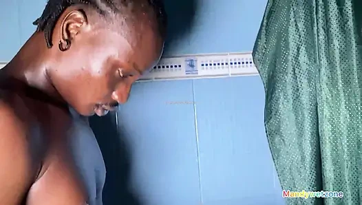 Hafta sonunu kız arkadaşımın evinde geçirmeye gittim ama sonunda nişanlısını tuvalette siktim