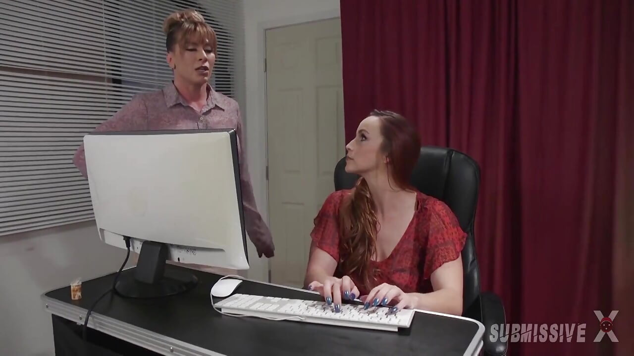 Bürokatze-kampf zwischen ariel x und bella rossi