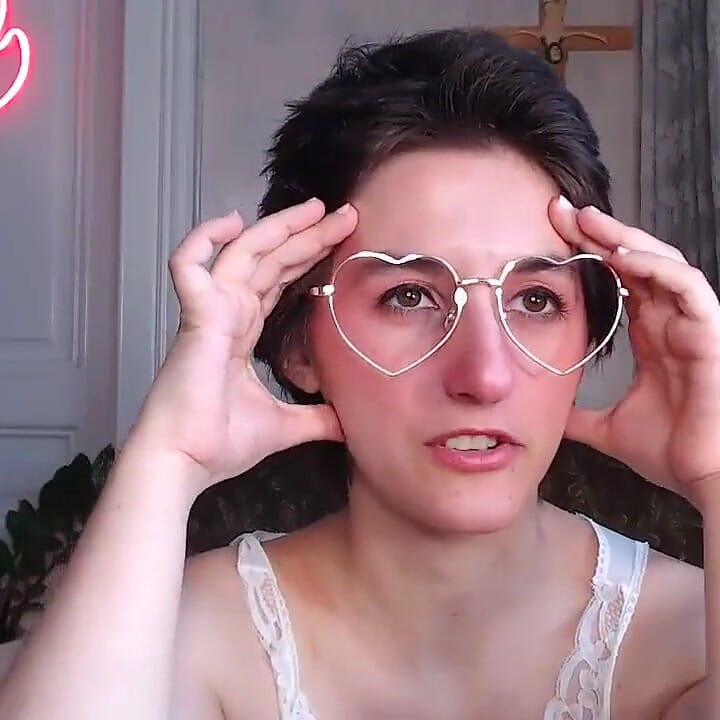 Camgirl completo arbusto debajo de camisón