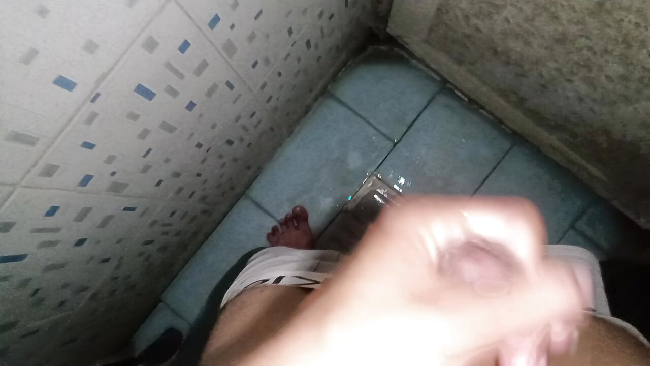 Joven masturbándose con una buena corrida