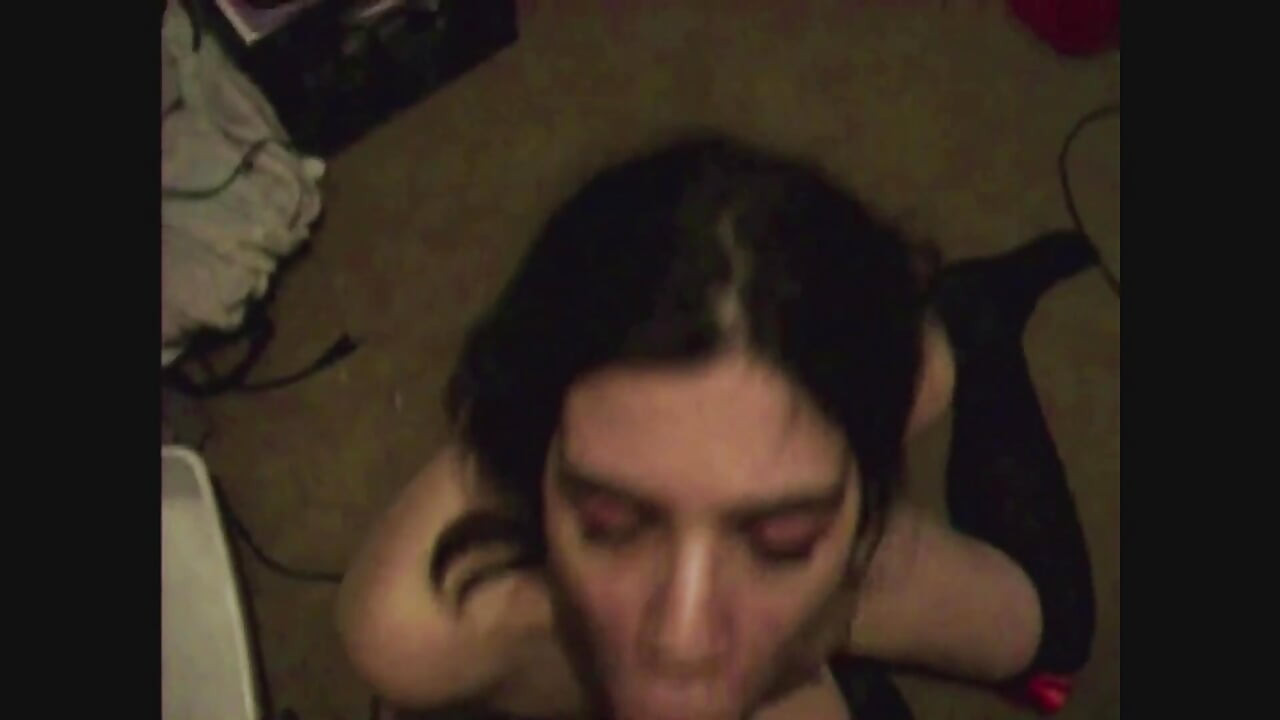 내 자지를 빨기 전에 섹시한 사진을 찍을 수 있는 여친