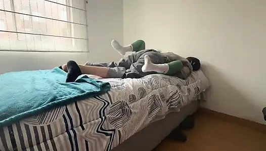 Как приятно потрогать свою вульву поверх леггинсов, а потом коснуться нас, чтобы кончить